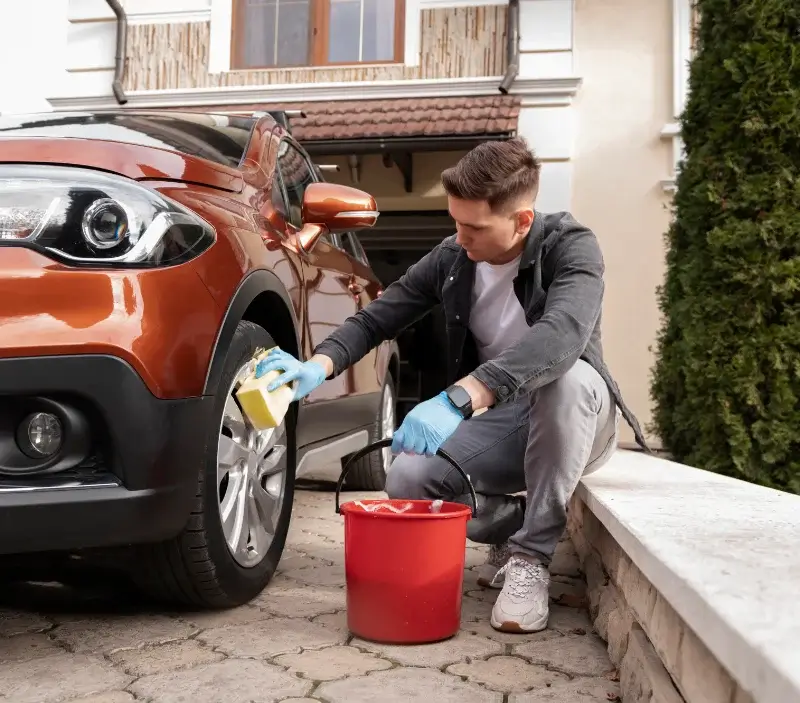 Lavage auto à domicile La Chapelle-Pouilloux : professionnel intervenant sur un véhicule